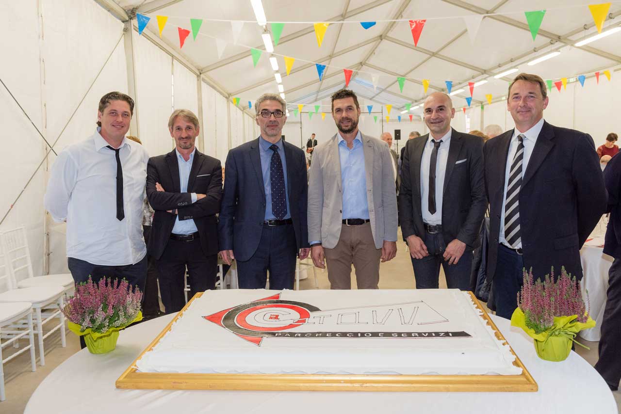 La torta del Quarantennale con il logo del CATAVV disegnato a mano dai pastry chef della Pasticceria Ducale
